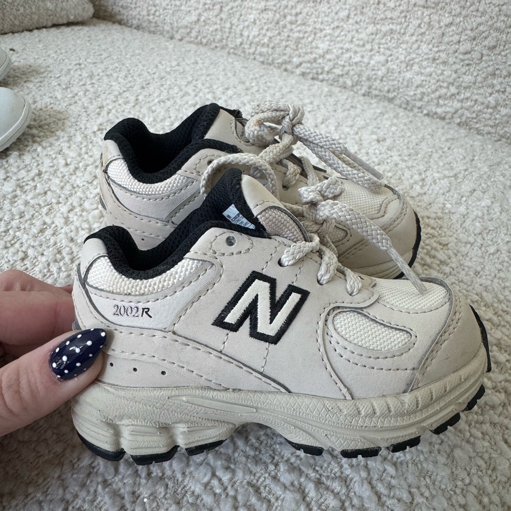 New Balance 2002R Toddler Kids Beige & Black Sneakers Size 5.5